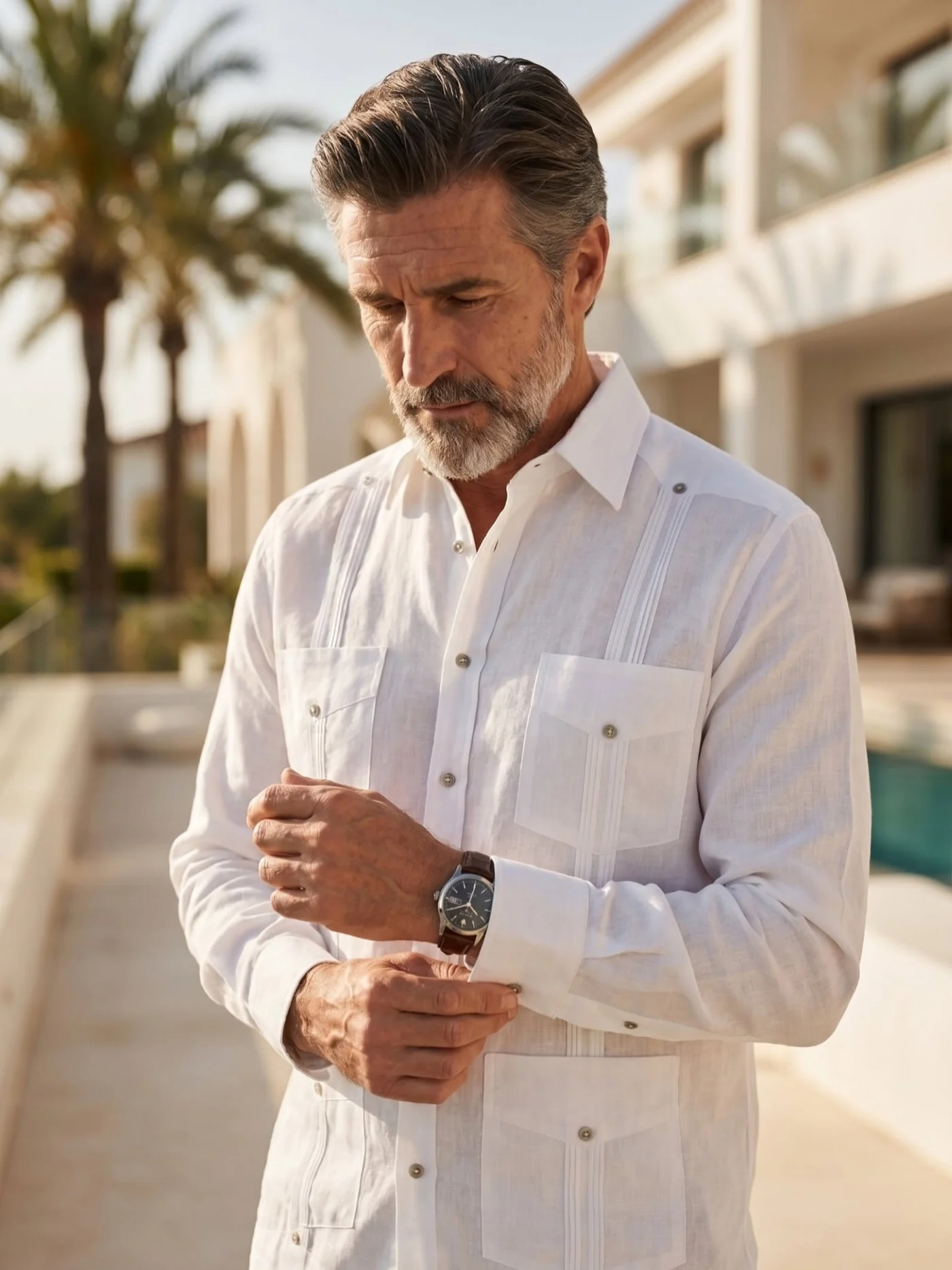 Modelo maduro con guayabera blanca de estilo clásico