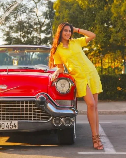 Modelo femenina con guayabera amarilla