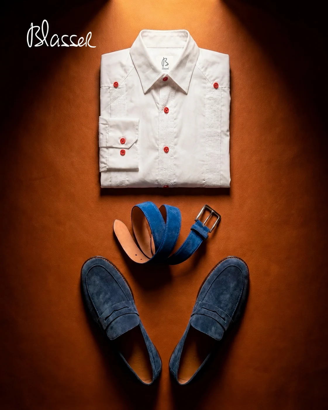 Guayabera blanca con accesorios en una composición editorial